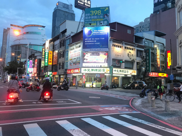 高雄市苓雅區 中山路興中路口 大遠百